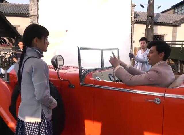 《海棠》花絮：邓伦开“假豪车”搭讪李一桐，隔空送吻齐齐笑场-4.jpg