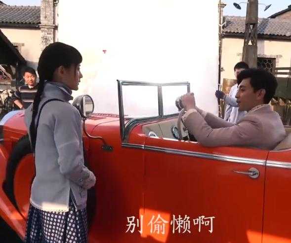《海棠》花絮：邓伦开“假豪车”搭讪李一桐，隔空送吻齐齐笑场-5.jpg