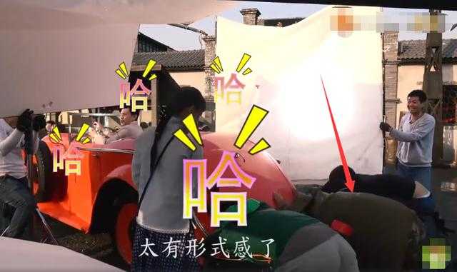 《海棠》花絮：邓伦开“假豪车”搭讪李一桐，隔空送吻齐齐笑场-6.jpg