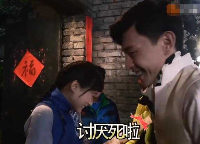 《海棠》花絮：邓伦开“假豪车”搭讪李一桐，隔空送吻齐齐笑场-9.jpg