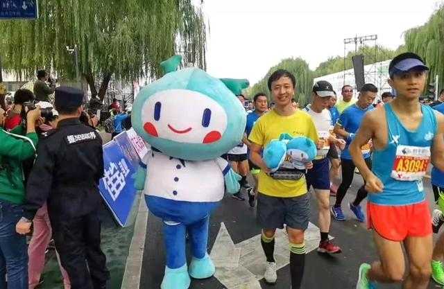 萌翻赛道，龙小湖霸屏2019泉城马拉松成最抢镜选手-3.jpg