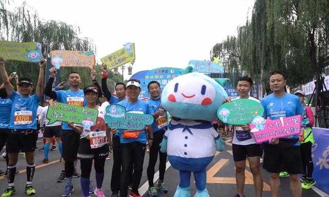 萌翻赛道，龙小湖霸屏2019泉城马拉松成最抢镜选手-2.jpg