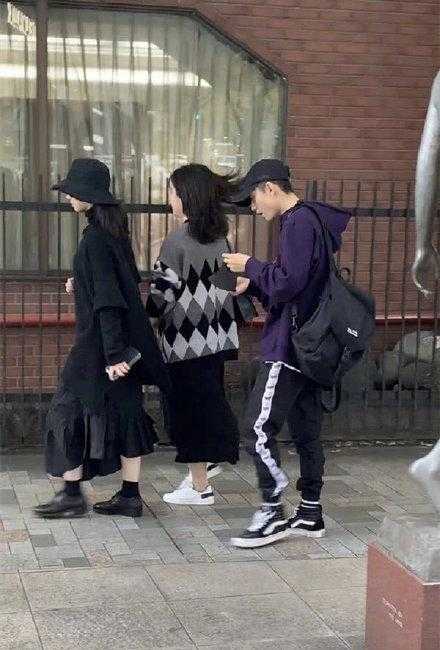 本以为是与杨紫友情之上，近日却在日本街头与绯闻女友偷偷秀恩爱-1.jpg