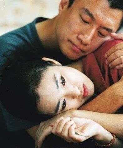丁嘉丽将“无名小卒”的他捧红后，他却转身提分手，再次相见不理睬-5.jpg