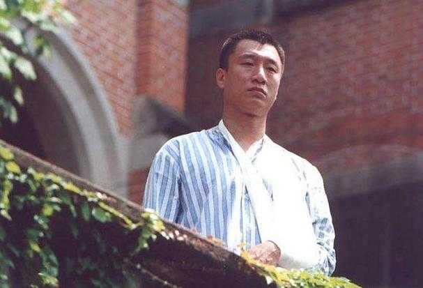 丁嘉丽将“无名小卒”的他捧红后，他却转身提分手，再次相见不理睬-3.jpg