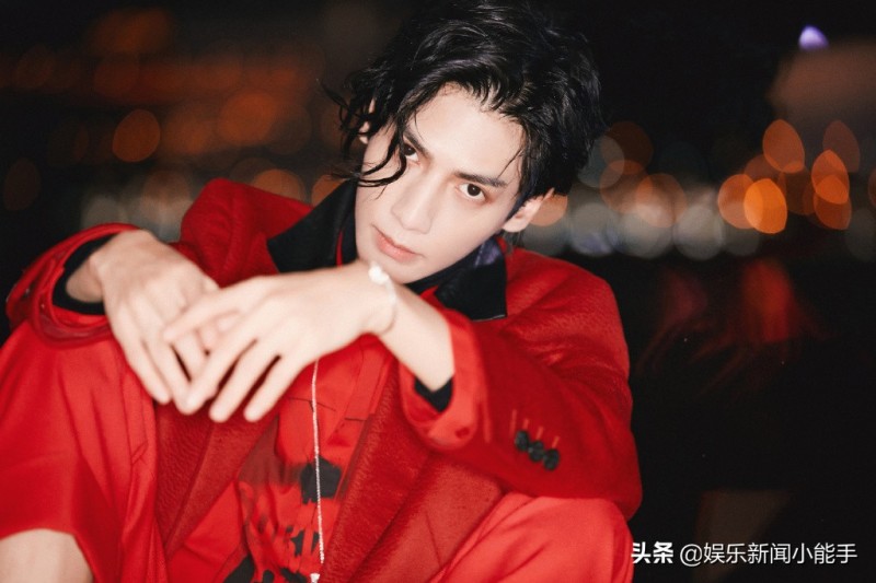 罗云熙 海棠红装 恣意潇洒 灵动锦鲤 自由跃上 人帅声音好听-5.jpg