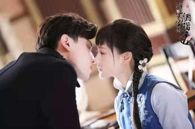 《海棠经雨》花絮，导演被邓伦拥抱一脸陶醉，造作发嗲好会演-1.jpg