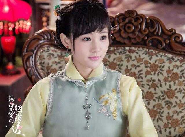 《海棠经雨》花絮，导演被邓伦拥抱一脸陶醉，造作发嗲好会演-2.jpg