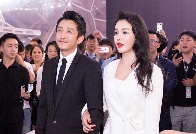 拳王之妻冉莹颖，虽饱受争议却是个“超人”妈妈，为全家人遮风挡雨-3.jpg