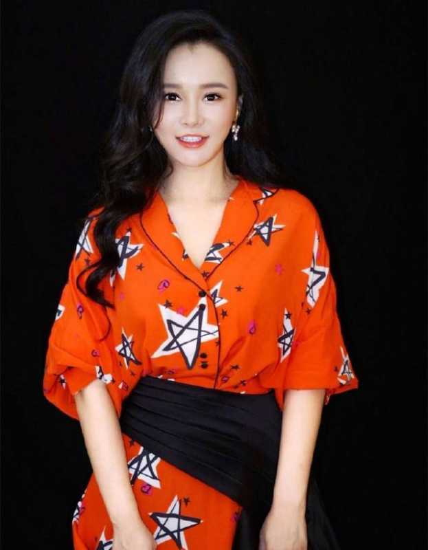 拳王之妻冉莹颖，虽饱受争议却是个“超人”妈妈，为全家人遮风挡雨-1.jpg