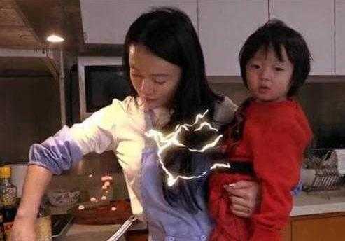 拳王之妻冉莹颖，虽饱受争议却是个“超人”妈妈，为全家人遮风挡雨-8.jpg