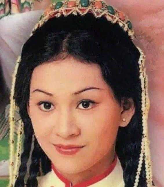 60岁的余安安，路过尔冬升，错爱周润发，放弃李万祺后一人独自潇洒-3.jpg