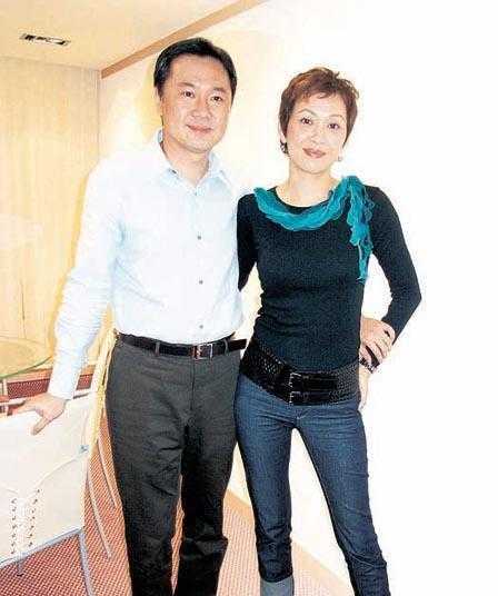 60岁的余安安，路过尔冬升，错爱周润发，放弃李万祺后一人独自潇洒-7.jpg