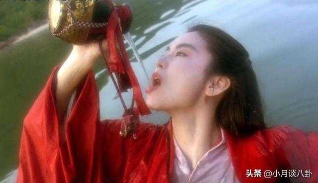 影视中经典的扮相，喝酒的东方不败，还有嘴叼纸牌的海棠-2.jpg