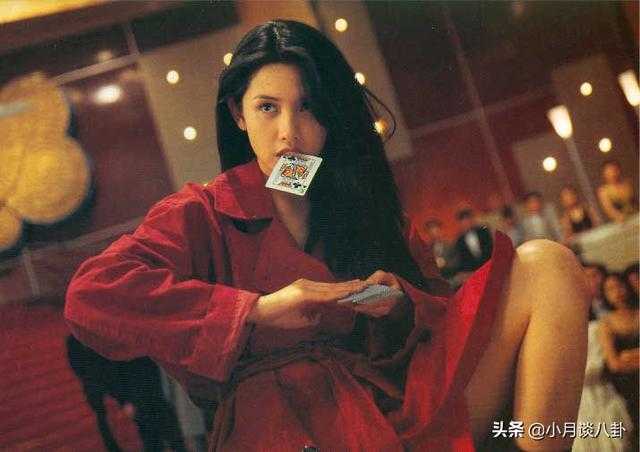 影视中经典的扮相，喝酒的东方不败，还有嘴叼纸牌的海棠-6.jpg