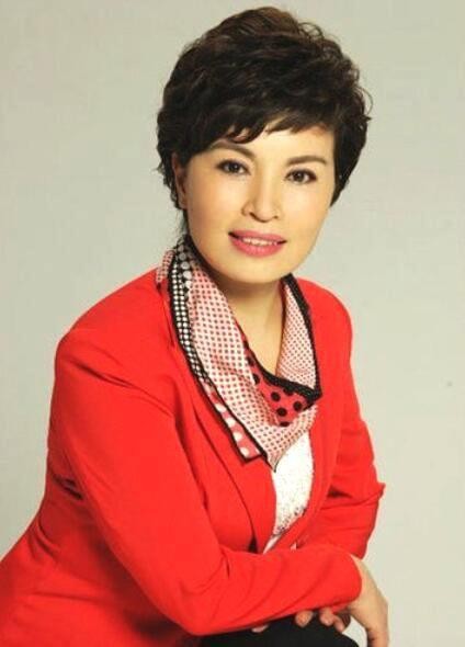 30年零失误央视主播李瑞英，与搭档同退居幕后，今苍老容颜难掩气质-2.jpg
