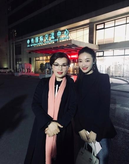 30年零失误央视主播李瑞英，与搭档同退居幕后，今苍老容颜难掩气质-7.jpg