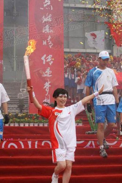 30年零失误央视主播李瑞英，与搭档同退居幕后，今苍老容颜难掩气质-4.jpg
