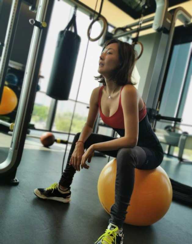 春晚的“常驻嘉宾”牛莉，曾是射击类冠军，今45岁健身到脱相-11.jpg