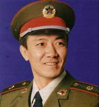 “老戏骨”李幼斌，拍戏时与女演员因戏生情，回家便于发妻离婚-1.jpg