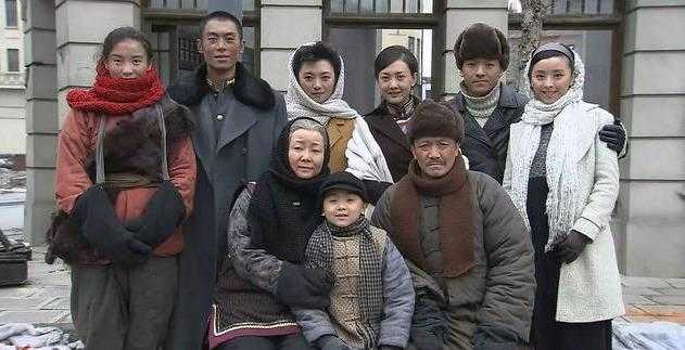 “老戏骨”李幼斌，拍戏时与女演员因戏生情，回家便于发妻离婚-6.jpg