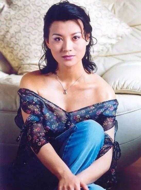 “老戏骨”李幼斌，拍戏时与女演员因戏生情，回家便于发妻离婚-8.jpg