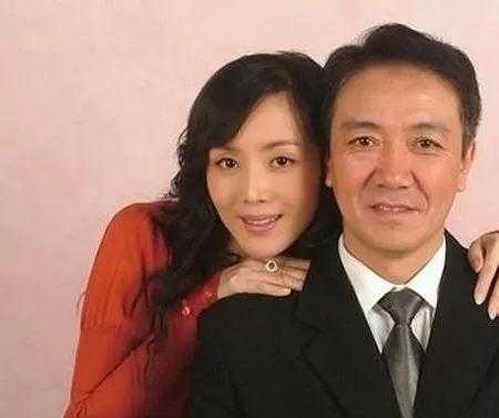 “老戏骨”李幼斌，拍戏时与女演员因戏生情，回家便于发妻离婚-9.jpg