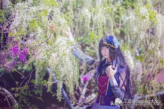 伪娘小哥哥cos白金燐子，景与人相融美丽，弹奏琴时特别迷人-1.jpg