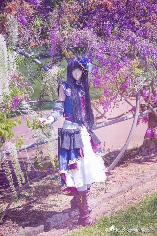 伪娘小哥哥cos白金燐子，景与人相融美丽，弹奏琴时特别迷人-3.jpg