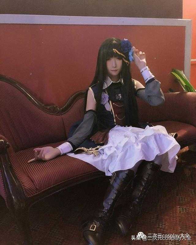 伪娘小哥哥cos白金燐子，景与人相融美丽，弹奏琴时特别迷人-6.jpg