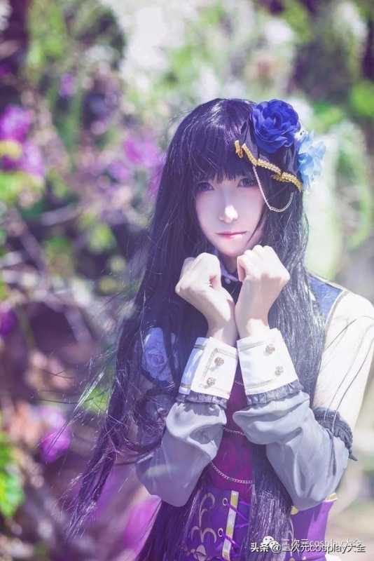 伪娘小哥哥cos白金燐子，景与人相融美丽，弹奏琴时特别迷人-5.jpg