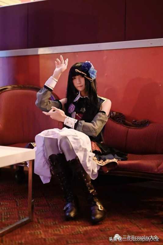 伪娘小哥哥cos白金燐子，景与人相融美丽，弹奏琴时特别迷人-8.jpg