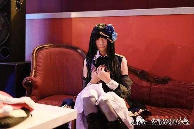 伪娘小哥哥cos白金燐子，景与人相融美丽，弹奏琴时特别迷人-10.jpg