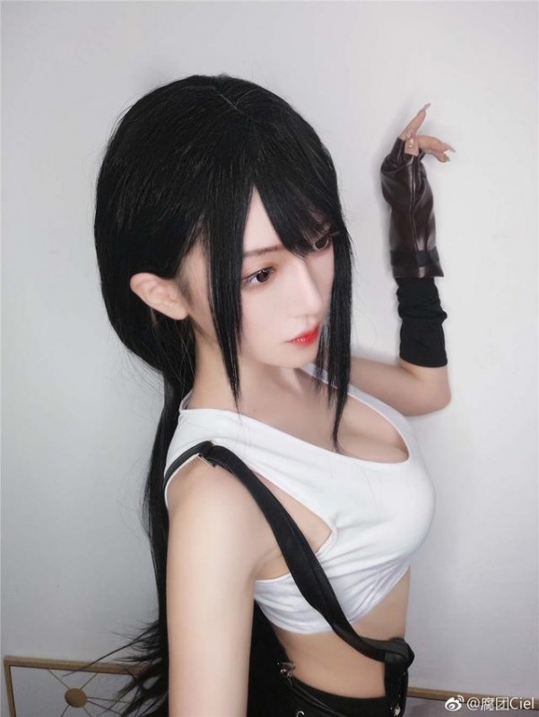 斗鱼主播完美cos最终幻想蒂法，不仅长得好看，身材也好-3.jpg