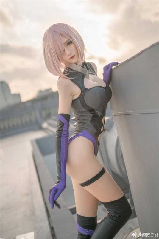 长腿美女cos，海边尽显好身材，画面唯美动人-1.jpg