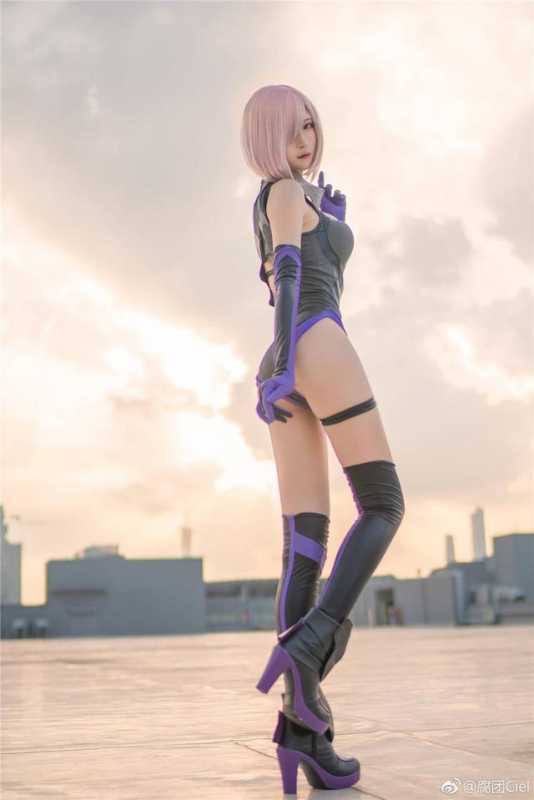 长腿美女cos，海边尽显好身材，画面唯美动人-3.jpg