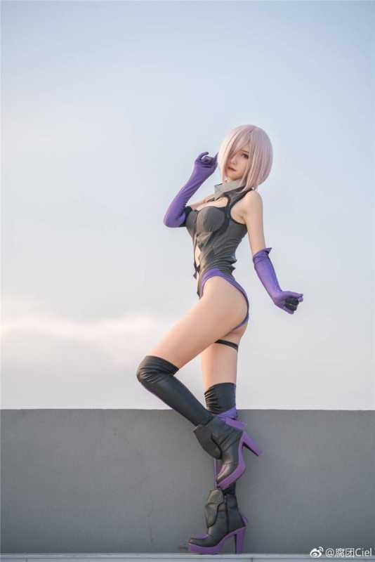 长腿美女cos，海边尽显好身材，画面唯美动人-5.jpg