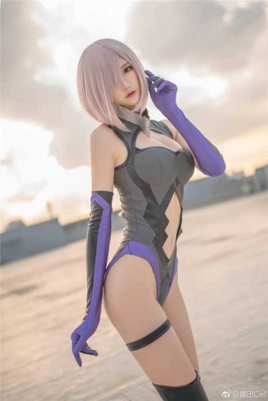 长腿美女cos，海边尽显好身材，画面唯美动人-4.jpg