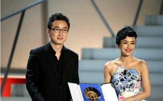 人美心善央视主播胡蝶，嫁大12岁新生代导演，今一家三口幸福美满-6.jpg
