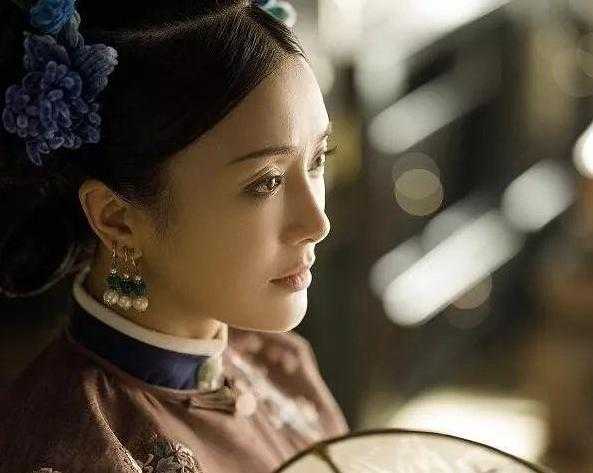 人美心善央视主播胡蝶，嫁大12岁新生代导演，今一家三口幸福美满-5.jpg