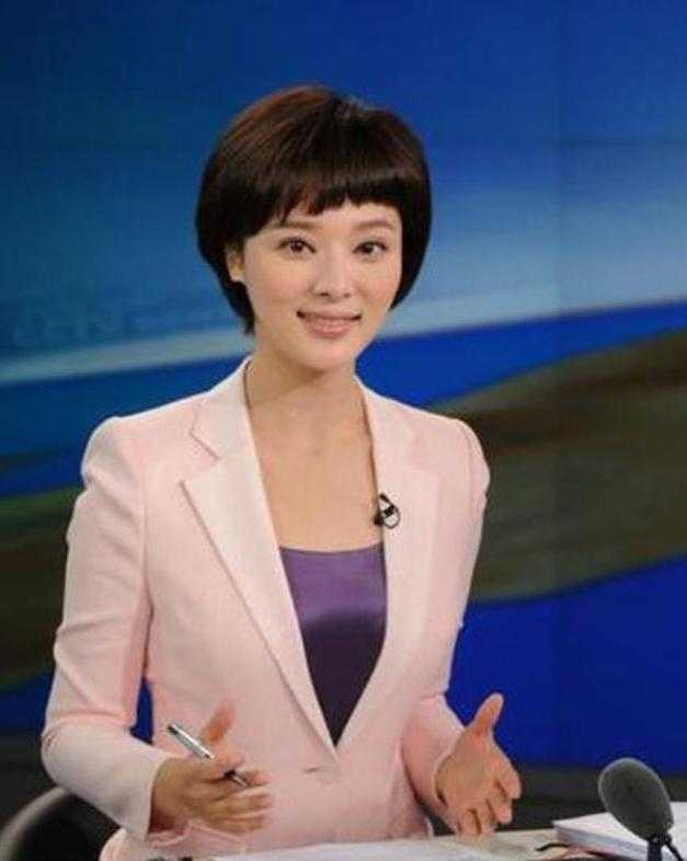 人美心善央视主播胡蝶，嫁大12岁新生代导演，今一家三口幸福美满-4.jpg