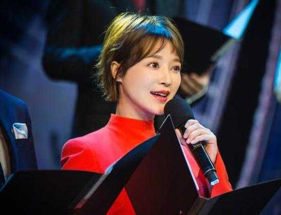 人美心善央视主播胡蝶，嫁大12岁新生代导演，今一家三口幸福美满-8.jpg