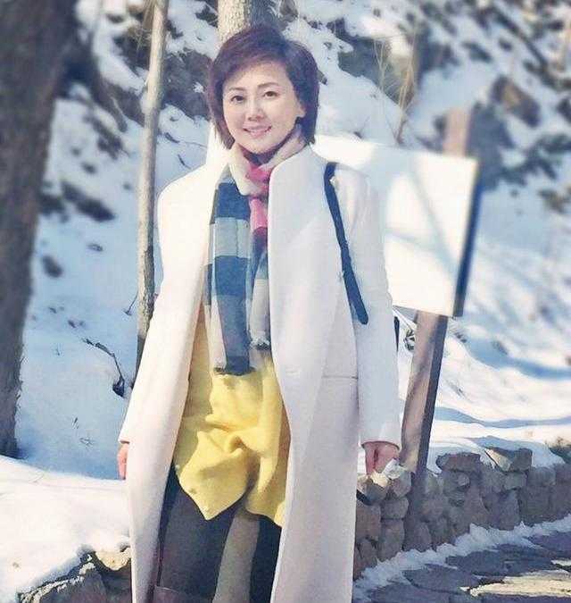 她是央视美女主播，因冷静的风格被称“冰山美人”，今42岁仍未婚-2.jpg