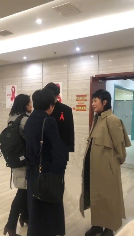 知名喜剧演员马丽，与小11岁老公再传喜讯，肚子高高隆起快要临盆-3.jpg