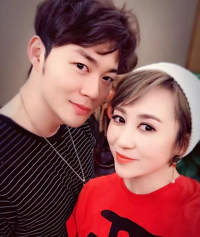 知名喜剧演员马丽，与小11岁老公再传喜讯，肚子高高隆起快要临盆-1.jpg