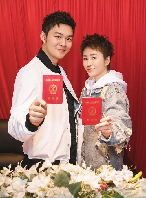 知名喜剧演员马丽，与小11岁老公再传喜讯，肚子高高隆起快要临盆-7.jpg