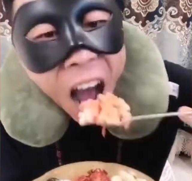 著名“吃播”网红快手老八在B站走红，现在二次元都好这口？-3.jpg