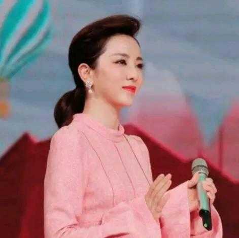 央视新晋美女主持人，颜值才华双双在线，90后的主持功底很强-3.jpg