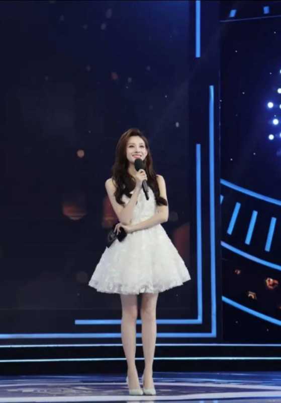 央视新晋美女主持人，颜值才华双双在线，90后的主持功底很强-5.jpg