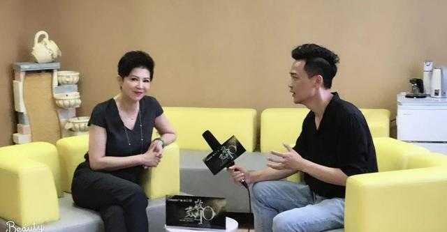 曾是歌坛“一代天后”，9次登上春晚的舞台，今53岁与老公忙公益-8.jpg